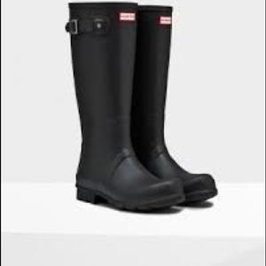 Preowned Hunter black boots